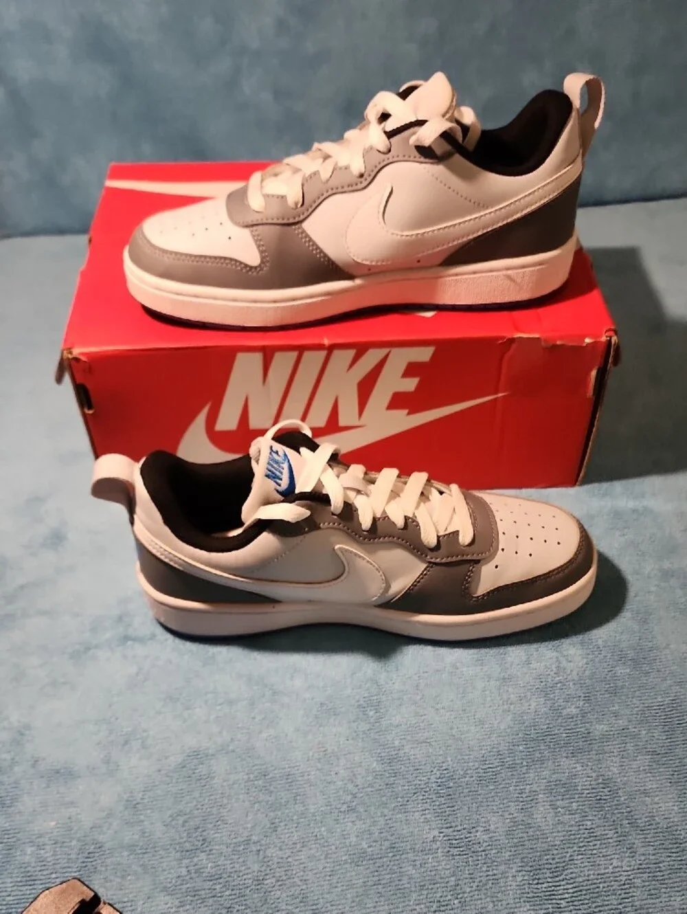 Nike COURT BOROUGH LOW RECRAFT(GS)  Kids Low-Top Sneakers in White and Gray
